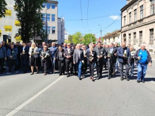 Полагањем цвијећа и мирном шетњом обиљежено 34 године од злочина у Добровољачкој улици (ФОТО)