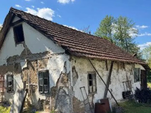 Ovo je porodična kuća našeg poznatog glumca: Fasada otpada, zidovi ispucali
