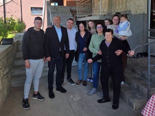 Јаћимовић у име Додика уручио помоћ породици Горана Николића