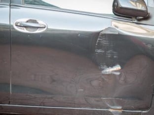 Haos u Doboju: Polupano sedam automobila na parkingu
