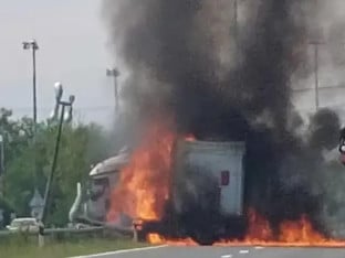 Šleper se prevrnuo na autputu i zapalio (VIDEO)