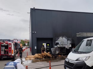Banjaluka: Požar u skladištu „Jiska“, ekipe na terenu (FOTO)