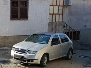 Trebinjac bježao od policije, pa slupao vozilo u zid