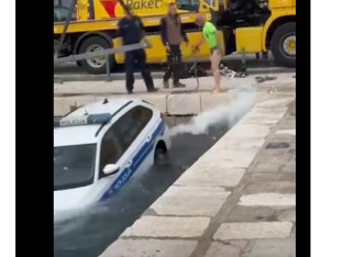Policajac skoknuo do bankomata, automobil završio u moru (VIDEO)