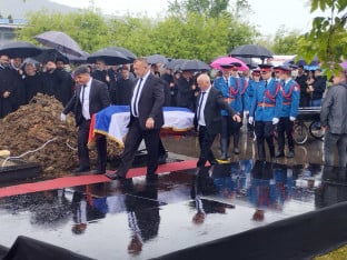 Хеликоптери и почасни плотун за Бобана: Сахрањен  начелник Управе за ваздухопловство МУП-а