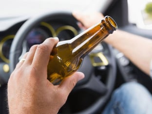 Pijan BMW-om oštetio pet parkiranih automobila