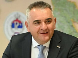 Povelja opštine Foča premijeru Miniću