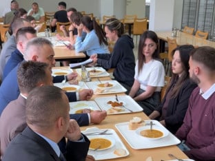 Od pasulja do poruke o budućnosti: Minić posjetio studente u Foči