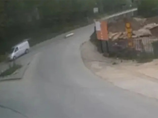 Bizarna scena: Mrtvački sanduk sa pokojnikom ispao iz kombija (VIDEO)
