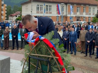 Minić položio vijenac u Foči: Sloboda plaćena životima najhrabrijih