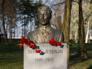 U Zeti otkriven spomenik Jesenjinu