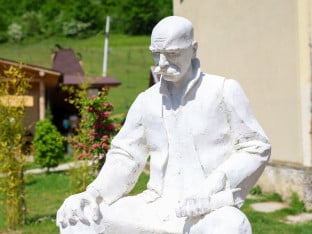 Симеун Ђак добио споменик у манастиру Гомионица