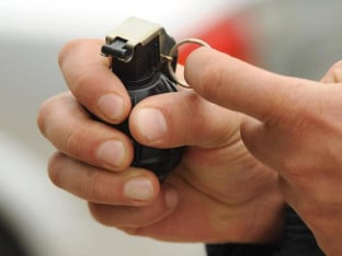 Haos u Zvorniku: Pijan šetao ulicom sa bombom u ruci!