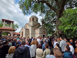 Велики број вјерника у Мркоњићима у част Светог Василија Острошког