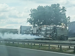 Drama na auto-putu kod Stare Pazove: Sudar kamiona izazvao curenje gasa, saobraćaj u potpunom prekidu!