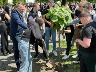 Матуранти Техничке школе посадили дрво генерације