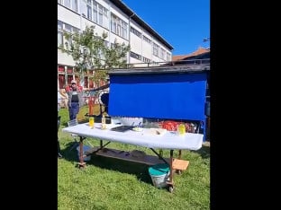Директор пече теле у школском дворишту, слави нову функцију