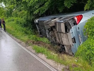 Teška nesreća kod Šamca: Autobus prevrnut, automobil smrskan