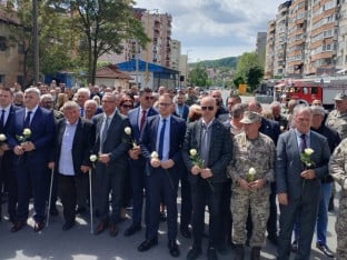 Na mjestu ubistva 54 mladića tamjan, ruže i voštanice