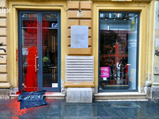 U centru Sarajeva: Dvije prodavnice "obilježene" crvenom farbom i krstom