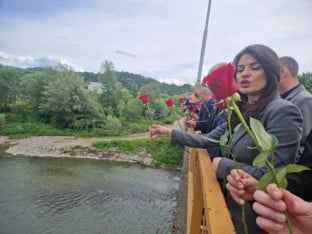 Сјећање на страдале у поплавама у Добоју: У Босну пуштено 11 ружа