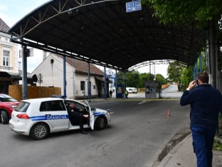 Потпуно обустављен саобраћај на граничном прелазу Градишка због рушења дијела моста