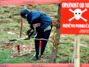 Теслић: Обустава саобраћаја због деминирања