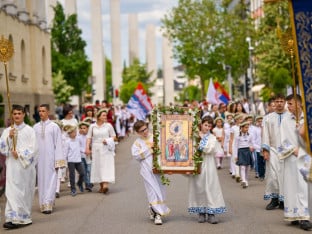 Бањалука прославља Спасовдан: Свечана литија украсила центар (ФОТО)