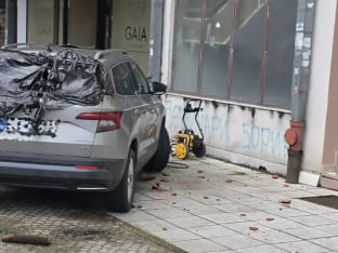 Комади бетона пали са зграде у Бањалуци, оштетили возило