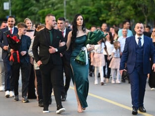 Бањалука славила младост: Три школе приредиле спектакуларан матурски дефиле
