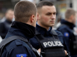 Šest mladića privedeno i kažnjeno zbog srpske zastave u Prizrenu