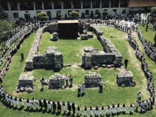 Dječija smotra folklora "U susret Vidovdanu" u porti Manastira Svetih Arhangela