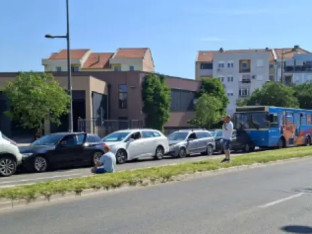 Autobus izazvao lančani sudar, povrijeđeno pet osoba