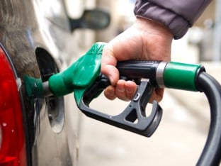 Prevara na benzinskim pumpama: Dok sipate gorivo, lopovi prazne novčanike