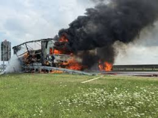 Blokirali put vatrogascima, divljali zaustavnom trakom na autoputu (VIDEO)