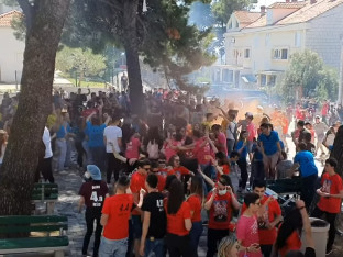 Maturantu 30 dana pritvora jer je bacio baklju na policajca