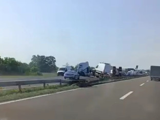 Šleper probio zaštitnu ogradu na auto-putu i izletio u suprotan smjer