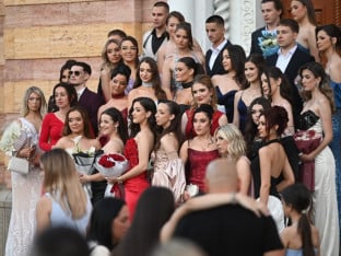 Елеганција, осмијеси и славље: Матуранти Економске школе заблистали у Бањалуци