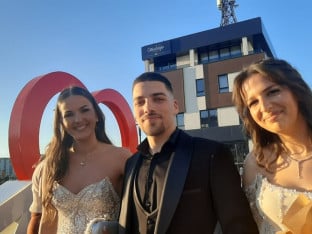 Матуранти у Источној Илиџи: Љепота, музика, плес, смијех и успомене за памћење