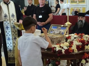 Патријарх више пута обишао вјернике који у редовима чекају да се поклоне светињи