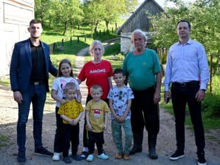 Porodica Vujatović iz Ribnika zahvalna premijeru Srpske: Dobili pomoć za bolji život