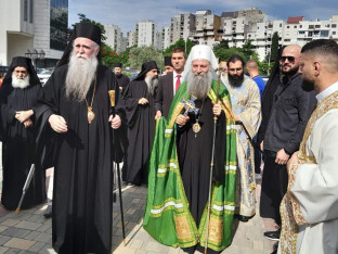 Veliki broj vjernika dočekao patrijarha Porfirija u Podgorici