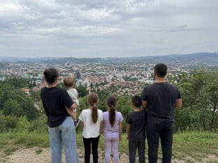 Vlada Srpske povećala naknade roditeljima četvoro i više djece