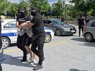 Uhapšen dvojac koji je skrivao automatsku pušku u žbunju