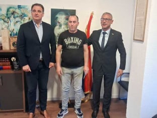 Уручени кључеви сину погинулог борца