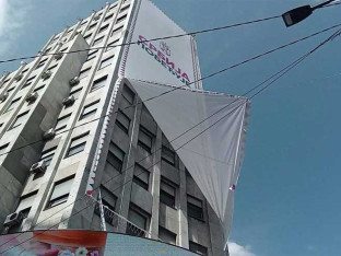 Uklonjen transparent sa Palate Albanija