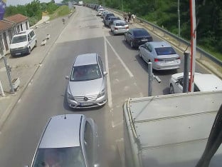 Појачан саобраћај на више граничних прелаза према Хрватској