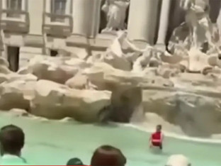Turistkinja zaplivala u čuvenoj rimskoj Fontani di Trevi (VIDEO)