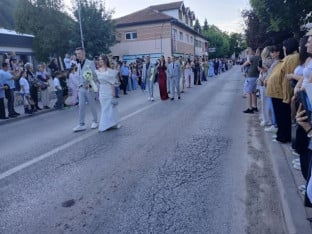 Генерација за понос: Рогатички матуранти очарали суграђане