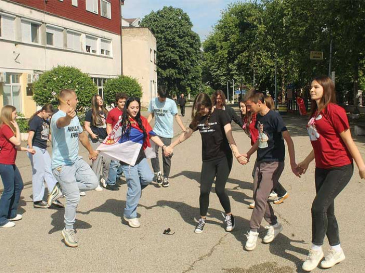Србачки матуранти уз хармоникаше прославили крај школе